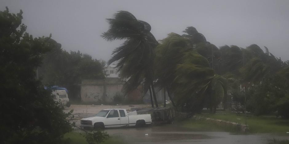 El huracán Milton causó estragos en Progreso, Yucatán, ayer.