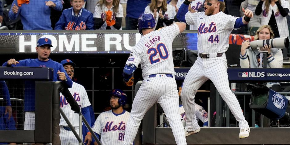 Pete Alonso y Harrison Bader celebran un jonrón, ayer.