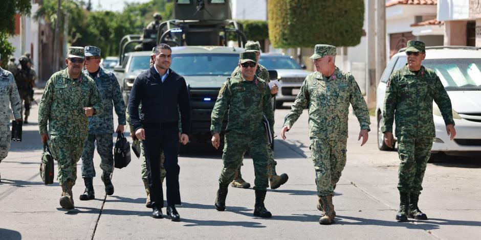 García Harfuch y el general Trevilla, segundo a su izq., en calles de Culiacán.