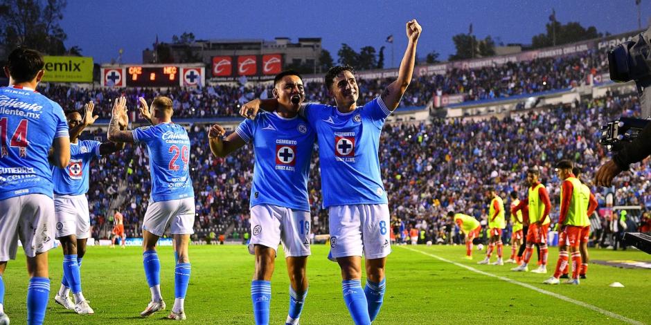 Carlos Rodríguez (izq.) festeja un gol de Cruz Azul en la Liga MX el 5 de octubre.