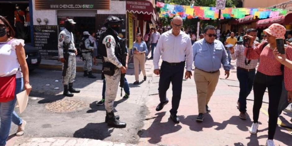 El secretario de Seguridad, Josué Barrón Sevilla, y el subsecretario de Desarrollo Político, Francisco Rodríguez, durante su recorrido por calles de Chilpancingo, ayer.