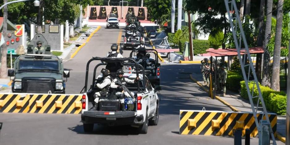 Unidades de la Guardia Nacional regresan a la Novena Zona Militar luego de realizar patrullajes en Culiacán, ayer.