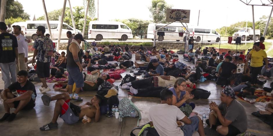 Migrantes que viajan en caravana descansan en Huixtla, el domingo pasado.