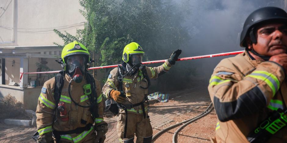 Personal de emergencias atiende incendios provocados por bombardeos al norte de Israel, cerca de la frontera con Líbano, ayer.