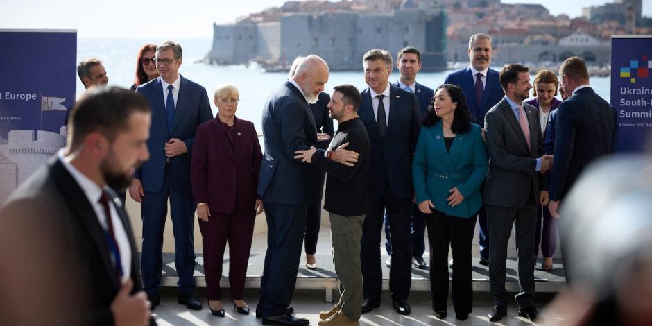 Volodimir Zelenski (de pantalón verde), presidente de Ucrania, saluda a líderes en Alemania, ayer.