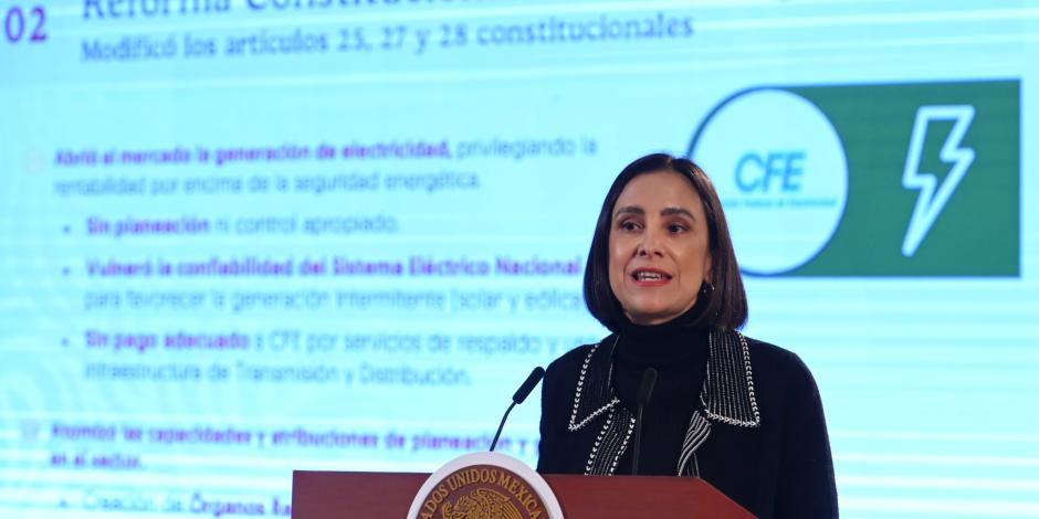 La secretaria de Energía, Luz Elena González, ayer, en conferencia de prensa.