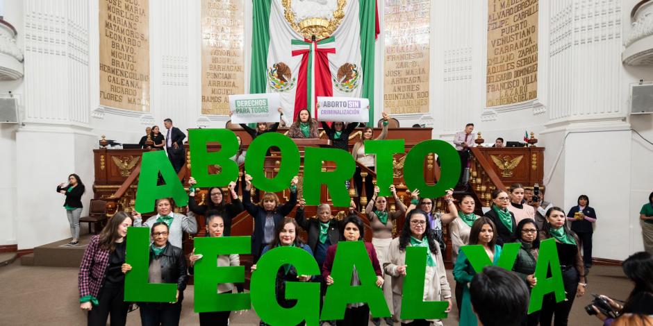 Diputadas capitalinas, ayer, frente al Pleno con la letras gigantes que forman la leyenda: aborto legal ya.