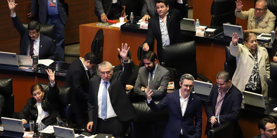 Senadores de Morena durante la votación, ayer, en sesión del pleno.