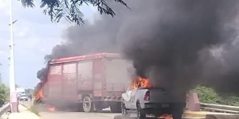 Vehículos incendiados en Villahermosa, ayer.