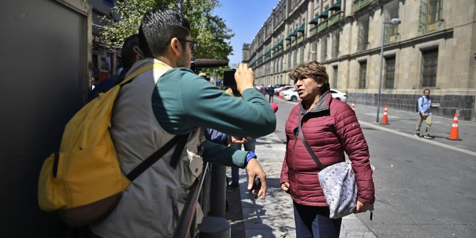 Delfina Gómez en declaraciones con la prensa.