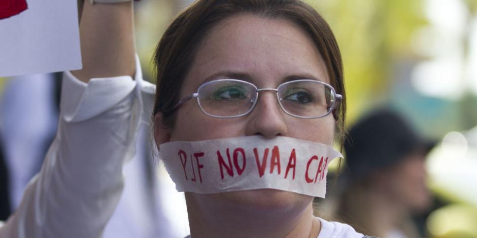 Trabajadores del Poder Judicial en Nuevo León, se manifestaron en las afueras del Centro Internacional de Negocios, para protestar en contra de la Reforma Judicial, el 4 de octubre.