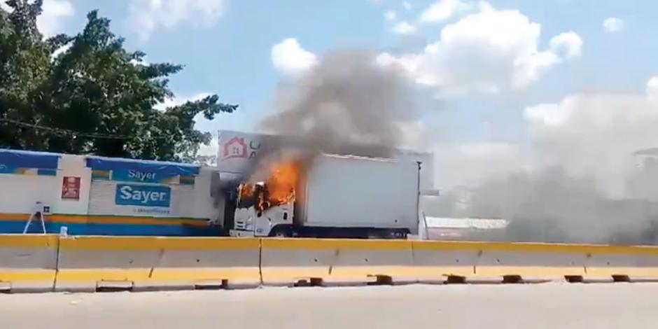 Una camioneta incendiada afuera de un establecimiento comercial en Villahermosa, el jueves.