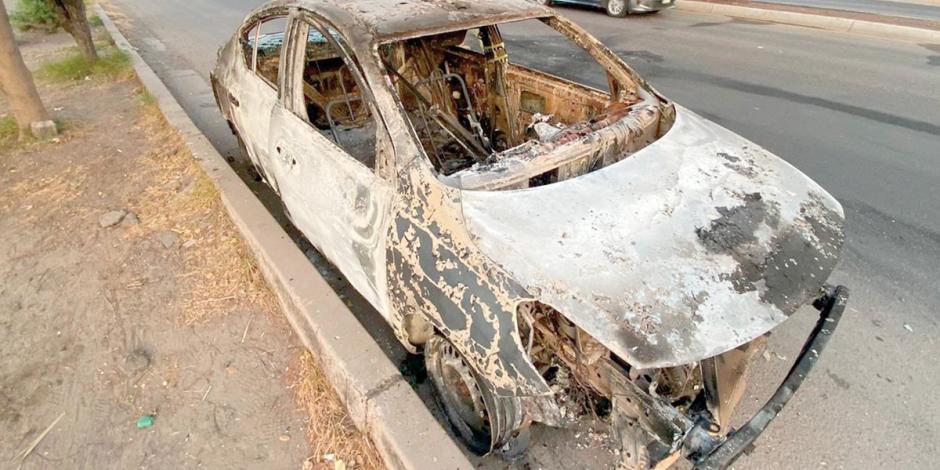 Uno de los vehículos incendiados ayer, en Culiacán.