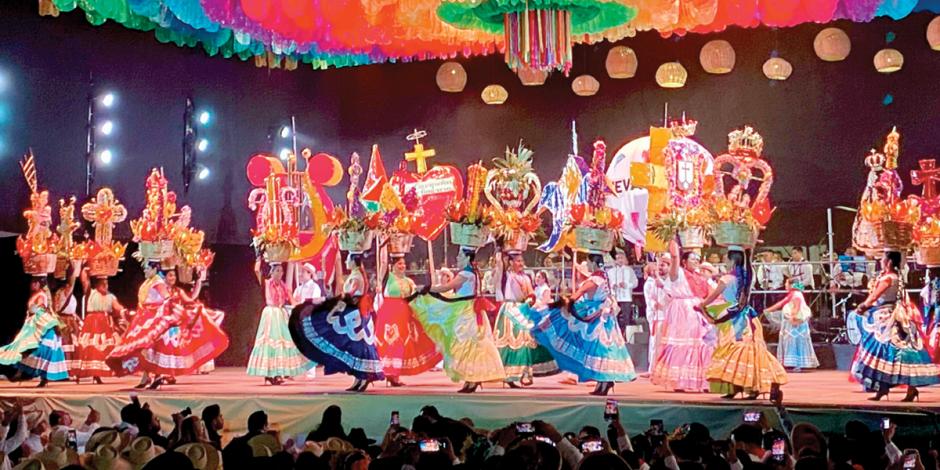 La Gelaguetza, durante la inauguración del Cervantino, ayer.