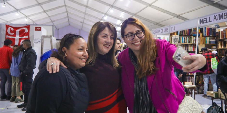 Margarita González Saravia destaca la importancia de políticas públicas para el fortalecimiento de las mujeres durante la Feria Internacional del Libro en CDMX.