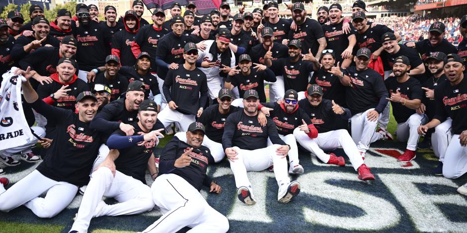 Los Cleveland Guardians celebran tras vencer a los Detroit Tigers en el juego 5 de la serie divisional de la Liga Americana