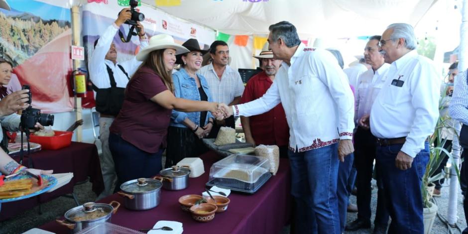 El Gobernador Américo Villarreal, con ganaderos de Tamaulipas.