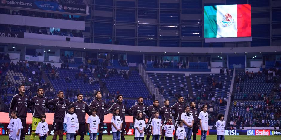 Jugadores de la Selección Mexicana en el Estadio Cuauhtémoc instantes previos al duelo ante Valencia