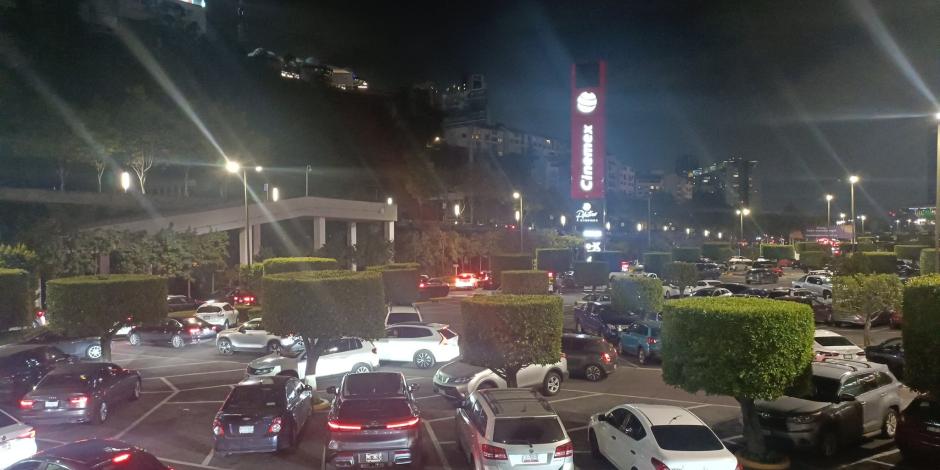 Bloquean salidas de plaza Santa Fe.