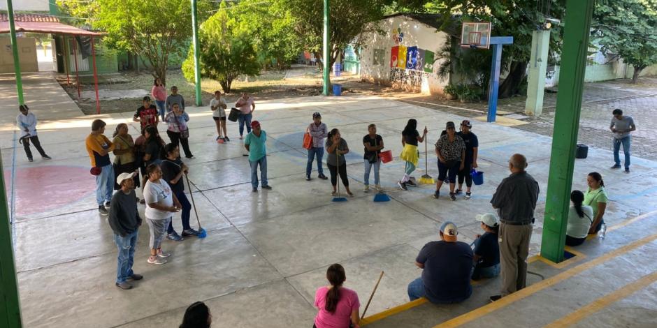 Padres y madres de familia participan en las jornadas de limpieza en escuelas.