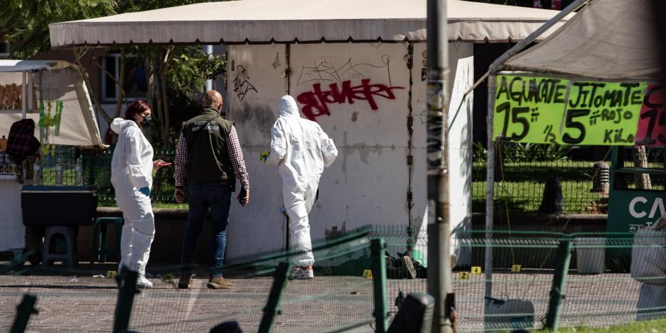 Peritos en la Plaza Bicentenario, en Zacatecas, donde sicarios mataron a un hombre, la tarde de ayer.