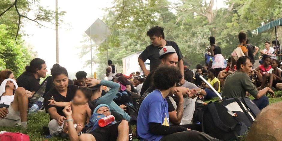 Caravana migrante que salió de Tapachula descansa a la orilla de la carretera, ayer.