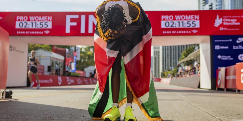 Ruth Chepngetich celebra su triunfo ayer en Estados Unidos, tras acabar con el récord mundial.