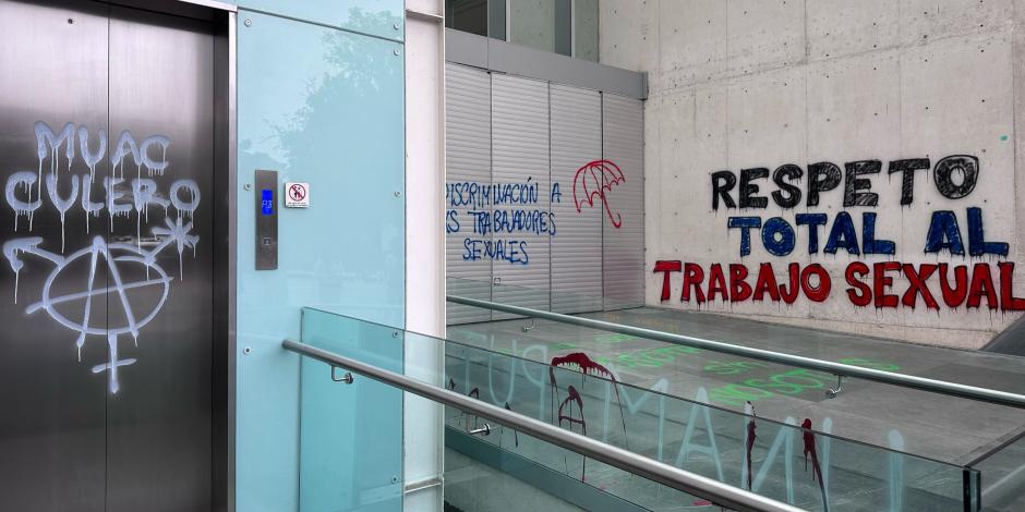 Manifestantes pintaron la entrada del museo universitario.