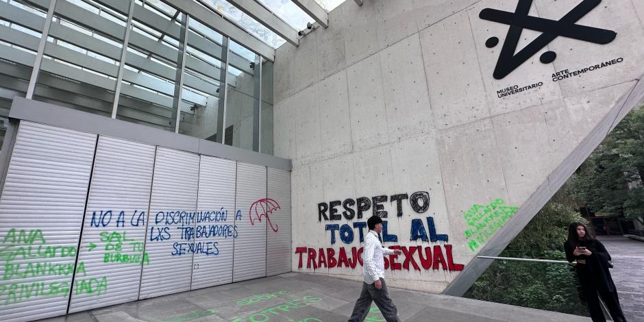 Activistas pintaron consignas en el MUAC en contra de una pieza de Ana Gallardo.