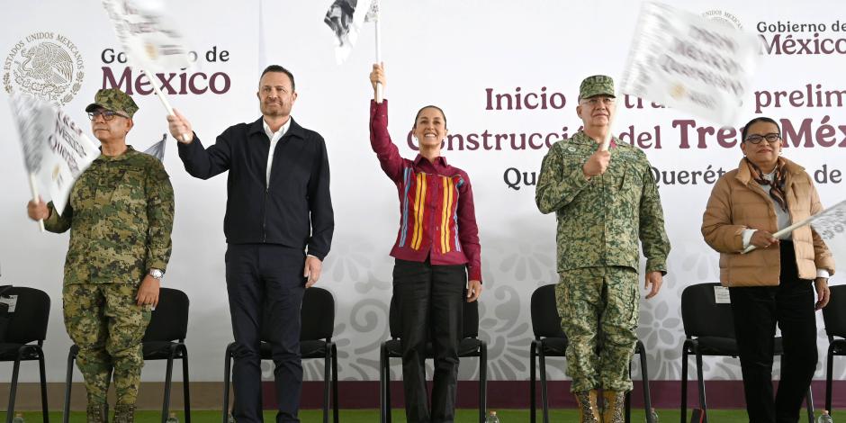 (De izq. a der.) El secretario de Marina, el gobernador de Querétaro, la Presidenta y los titulares de Defensa y Gobernación, ayer.