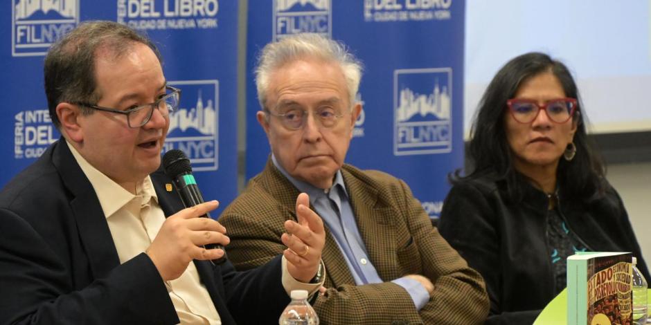 El rector de la UNAM, Leopoldo Lomelí, en la Feria del Libro de Nueva York.