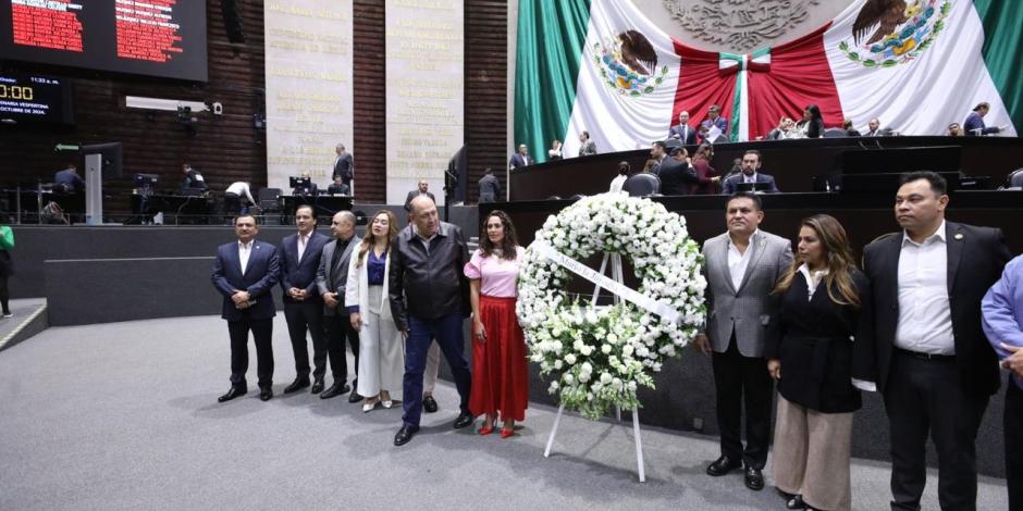 Grupo parlamentario del PRI en Camara de Diputados asiste con una corona florar donde se lee la leyenda "murio la justicia".