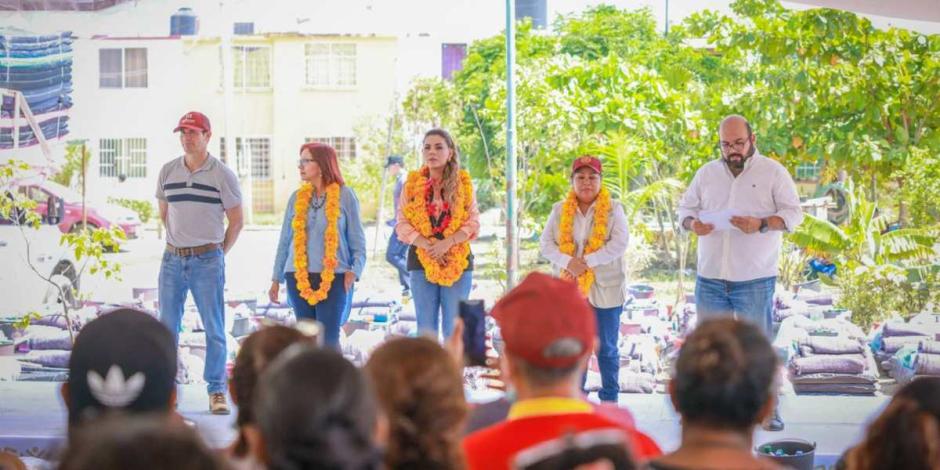 Evelyn Salgado entrega apoyos a familias de la colonia Campestre de La Laguna de Acapulco.