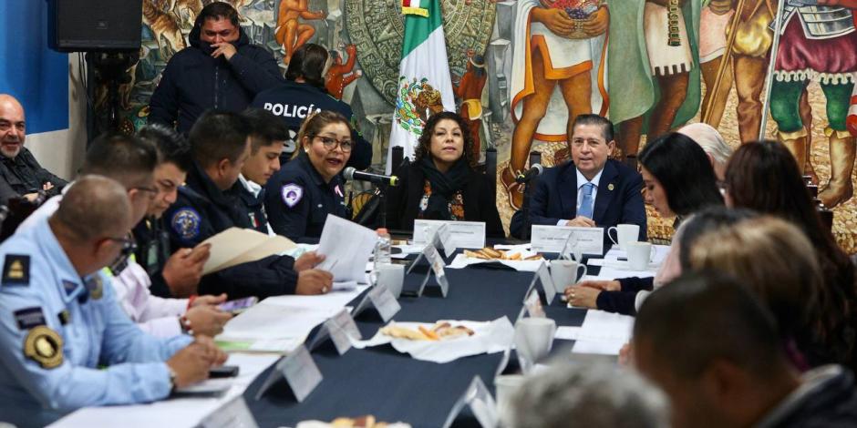 El alcalde de Coyoacán, Giovani Gutiérrez, en la reunión de seguridad, ayer.