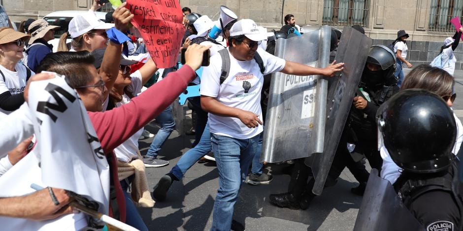 Los inconformes con la reforma al PJ forcejearon con elementos de la SSC, ayer.