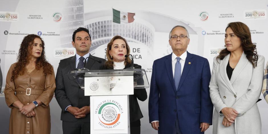 Senadores del PAN encabezados por Guadalupe Murguía (centro), ayer.