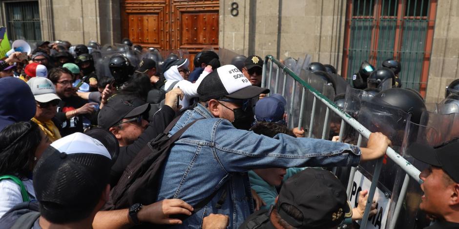 Trabajadores del Poder Judicial, en un momento de tensión con la Policía, ayer afuera de Palacio Nacional.