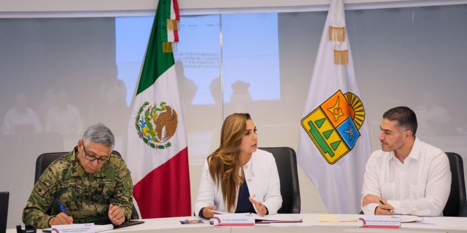 De izq. a der. Raymundo Morales, Mara Lezama y Omar García Harfuch, ayer.