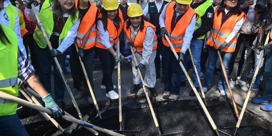 Clara Brugada con trabajadores de servicios públicos.