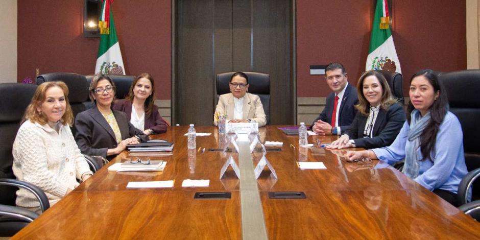 Rosa Icela Rodríguez se reúne con integrantes del INAI.