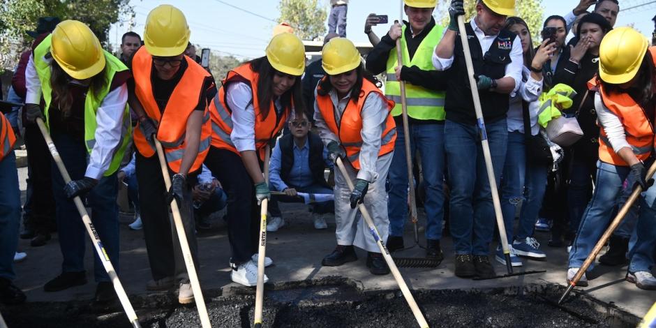 Clara Brugada y alcaldes, al dar inicio al Bachetón, en Venustiano Carranza, ayer.