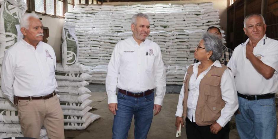 Ramírez Bedolla garantiza insumos para agricultores michoacanos afectados por huracán 'John'.