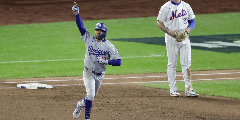 Mookie Betts celebra uno de sus homeruns en la victoria de Dodgers sobre Mets en el Juego 4 de la Serie de Campeonato de la Liga Nacional de la MLB.