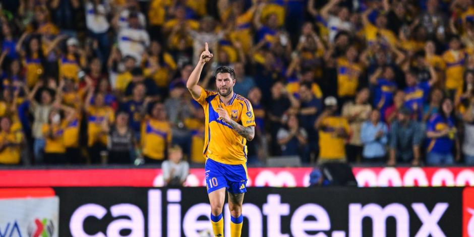 Gignac festeja uno de sus goles con Tigres en el Apertura 2024.