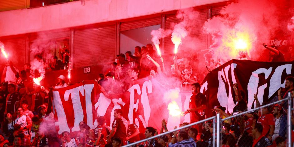 Aficionados de Atlas lanzaron bengalas a la cancha del Jalisco durante el partido de la Fecha 12 de la Liga MX contra Mazatlán.