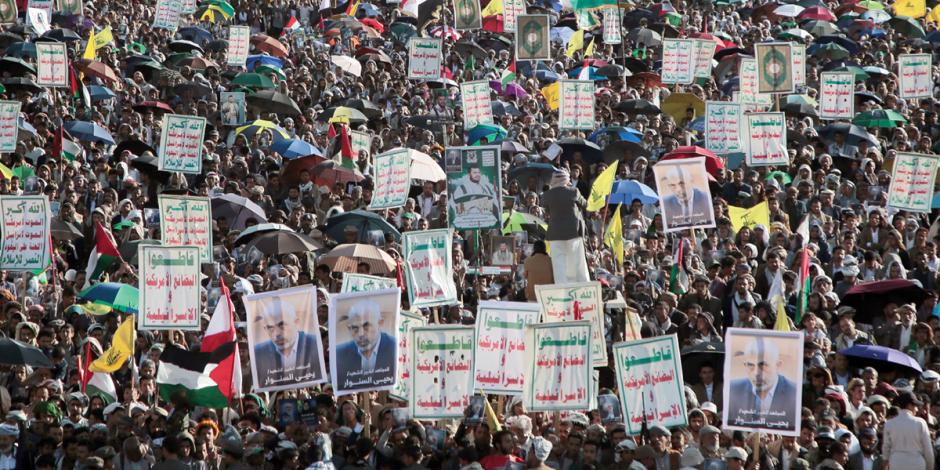 Partidarios hutíes levantan carteles con la imagen de Yahya Sinwar, ayer en Yemen.