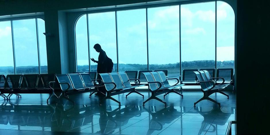 Persona en una sala de espera del aeropuerto