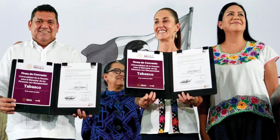 Claudia Sheinbaum, flanqueada por Javier May y Ariadna Montiel, ayer en Tabasco.