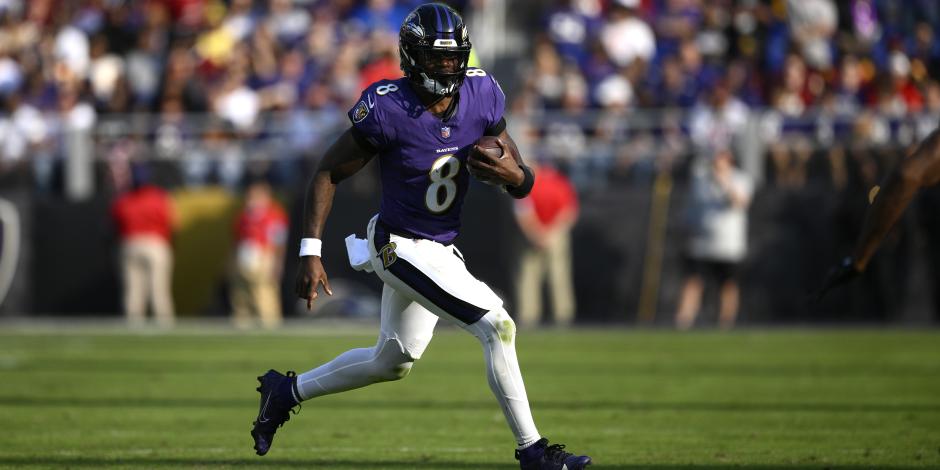 Lamar Jackson, quarterback de los Baltimore Ravens, en un duelo de la NFL