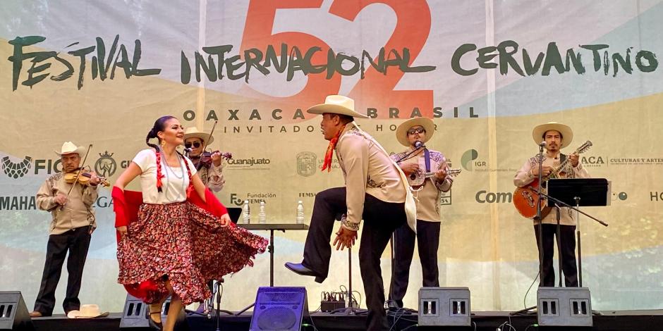 Trío Guanaxteco se presentó este sábado en la Exhacienda San Gabriel de Barrera.